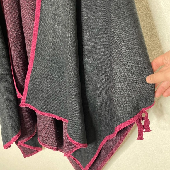 Women's Poncho Black Wine Color Size 100% Acrylic One Size Jones New York NWT - Picture 2 of 8